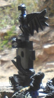 Kunsthandwerkwerkstatt in
                    Cusco Sacsayhuam�n: Schwarze Figuren 04, ein Adler
                    auf einem Mutter-Erde-Kreuz