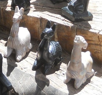 Die Kunsthandwerkwerkstatt von
              Cusco Sacsayhuam�n: Drei sitzende Lamas