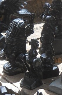 Kunsthandwerkwerkstatt in Cusco Sacsayhuam�n:
                    Schwarze Figuren 04 mit einigen weissen: Ein
                    Ausserirdischer: Es waren G�TTER - und zwei Adler