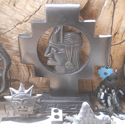 Kunsthandwerkwerkstatt in Cusco Sacsayhuamán:
Kreuz von Mutter Erde 02 in Schwarz mit einem
Inkakopf im Zentrum - Nahaufnahme Kunsthandwerkwerkstatt in Cusco Sacsayhuamán:
Kreuz von Mutter Erde 02 in Schwarz mit einem
Inkakopf im Zentrum - Nahaufnahme