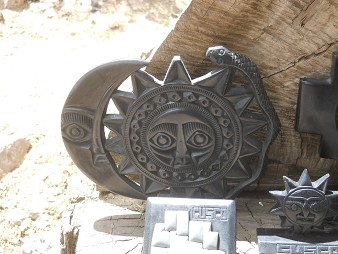 Kunsthandwerkwerkstatt in Cusco Sacsayhuam�n:
                    Figurenkombination mit einem Mond mit Gesicht, mit
                    einer Sonne mit Gesicht und einer Schlange 01