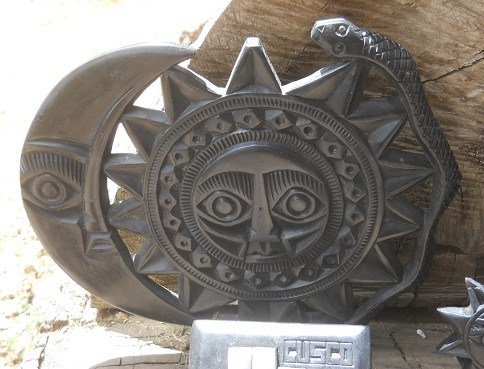 Kunsthandwerkwerkstatt in Cusco Sacsayhuamán:
Figurenkombination mit einem Mond mit Gesicht, mit
einer Sonne mit Gesicht und einer Schlange 01 -
Nahaufnahme Kunsthandwerkwerkstatt in Cusco
Sacsayhuamán: Figurenkombination mit einem Mond mit
Gesicht, mit einer Sonne mit Gesicht und einer
Schlange 01 - Nahaufnahme
