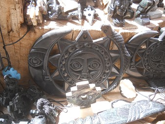 Kunsthandwerkwerkstatt in Cusco Sacsayhuam�n:
                    Figurenkombination mit einem Mond mit Gesicht, mit
                    einer Sonne mit Gesicht und einer Schlange 02