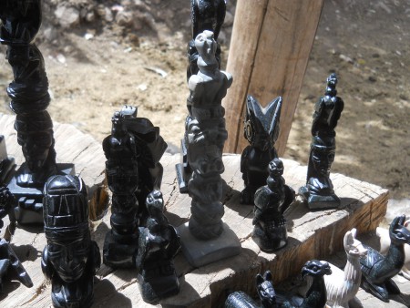Kunsthandwerkwerkstatt in Cusco Sacsayhuamán,
schwarze Figuren 06 und eine in Grau Kunsthandwerkwerkstatt in Cusco Sacsayhuamán,
schwarze Figuren 06 und eine in Grau