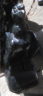 Kunsthandwerkwerkstatt in Cusco Sacsayhuam�n,
                    schwarze Figuren 06, ein Adler 01