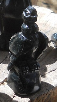 Kunsthandwerkwerkstatt in Cusco Sacsayhuam�n,
                    schwarze Figuren 06, ein Adler 02