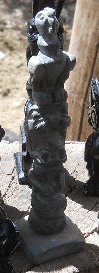 Kunsthandwerkwerkstatt in Cusco Sacsayhuam�n,
                    schwarze Figuren 06, Nilpferd mit Adler