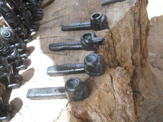 Kunsthandwerkwerkstatt in
                    Cusco Sacsayhuam�n, schwarze Pfeifen 01
