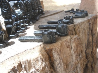 Kunsthandwerkwerkstatt in
                    Cusco Sacsayhuam�n, schwarze Pfeifen 02