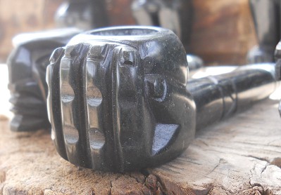 Kunsthandwerkwerkstatt in Cusco Sacsayhuam�n,
                    schwarze Pfeife mit einem Stempel