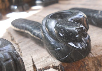 Kunsthandwerkwerkstatt in Cusco Sacsayhuamán,
schwarze Pfeife mit einer Schlange Kunsthandwerkwerkstatt in Cusco Sacsayhuamán,
schwarze Pfeife mit einer Schlange