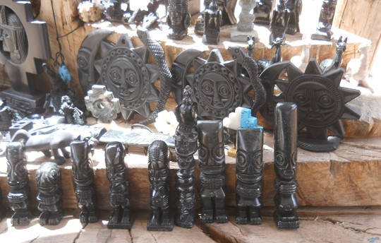 Handicraft
                    workshop in Cusco Sacsayhuam�n: black figurines 01 -
                    Incas or other extraterrestrials: they were godS