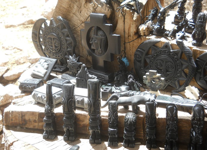 Handicraft
                    workshop in Cusco Sacsayhuam�n: black figurines of
                    persons 02, seem to be extraterrestrials: they were
                    godS