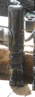 Handicraft workshop in Cusco
                    Sacsayhuam�n: black figurines of persons 02:
                    extraterrestrial - they were godS