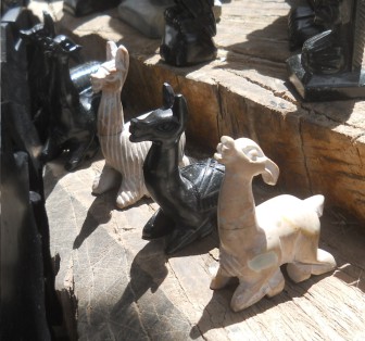 Handicraft workshop in Cusco
                    Sacsayhuam�n: black figurines 02 with two whites: 3
                    sitting lamas, lateral view