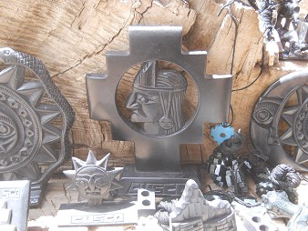 Handicraft workshop in Cusco
                    Sacsayhuam�n: cross of Mother Earth 02 in black with
                    an Inca head in it's center