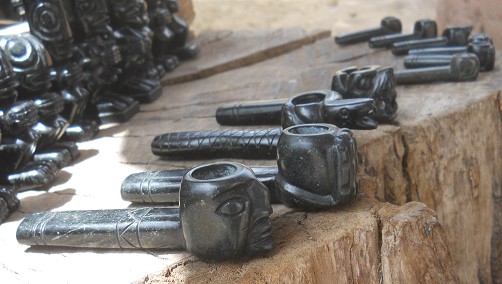 Handicraft workshop in
                    Cusco Sacsayhuam�n, black pipes 02 - zoom
