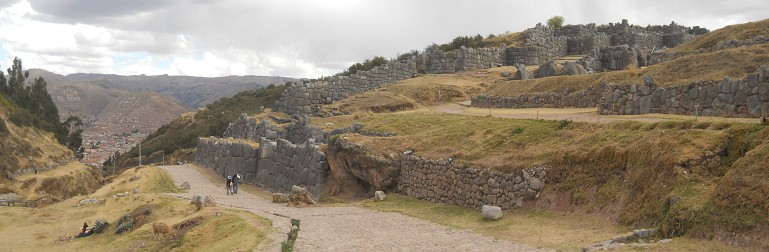 Cusco Sacsayhuam�n 16: Der Weg zur�ck nach Cusco, die Strasse mit der grossen Zickzackmauer, Panorama 01