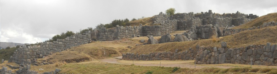 Cusco Sacsayhuam�n 16: Der Weg zur�ck nach Cusco, Zickzackmauer-Panorama 02, Nahaufnahme