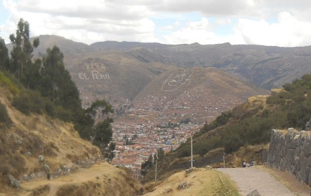 Cusco Sacsayhuam�n 16: Der Weg zur�ck nach Cusco, erste Sicht auf Cusco