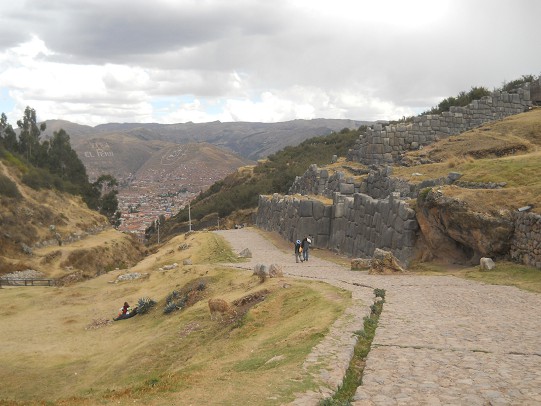 Cusco Sacsayhuam�n 16: Der Weg zur�ck nach Cusco, Strasse mit Zickzackmauer im Hintergrund 01