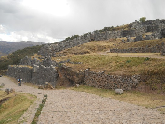 Cusco Sacsayhuam�n 16: Der Weg zur�ck nach Cusco, Strasse mit Zickzackmauer im Hintergrund 02
