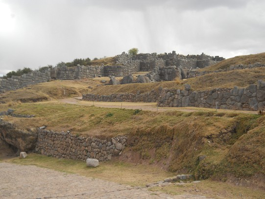 Cusco Sacsayhuam�n 16: Der Weg zur�ck nach Cusco, Strasse mit Zickzackmauer  im Hintergrund 03