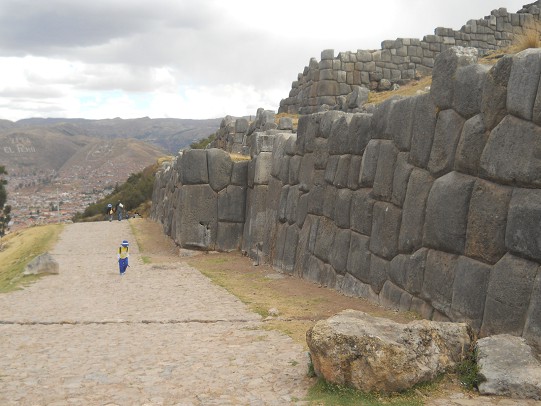 Cusco Sacsayhuam�n 16: Der Weg zur�ck nach Cusco, Strasse mit Seitenmauer, Nahaufnahme 01