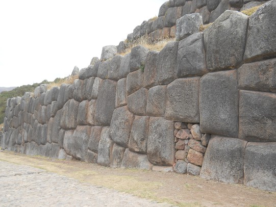 Cusco Sacsayhuam�n 16: Der Weg zur�ck nach Cusco, Strasse mit Seitenmauer, Nahaufnahme 02