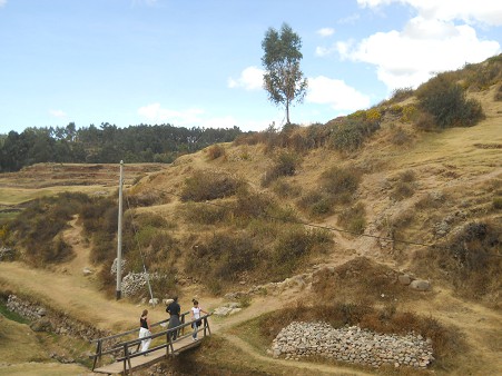 Cusco Sacsayhuam�n 16: Der Weg zur�ck nach Cusco, die Landschaft auf der anderen Talseite mit Wegen und noch nicht ausgegrabenen Mauern 01