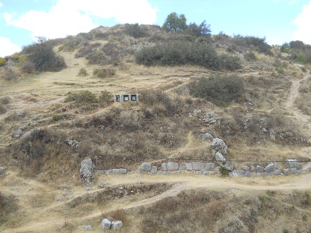 Cusco Sacsayhuam�n 16: Der Weg zur�ck nach Cusco, die Landschaft auf der anderen Talseite mit Wegen und noch nicht ausgegrabenen Mauern 02