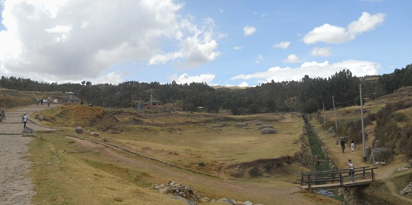 Cusco Sacsayhuam�n 16: Der Weg zur�ck nach Cusco, Strasse mit Wiese und Wald 02 mit Kanal