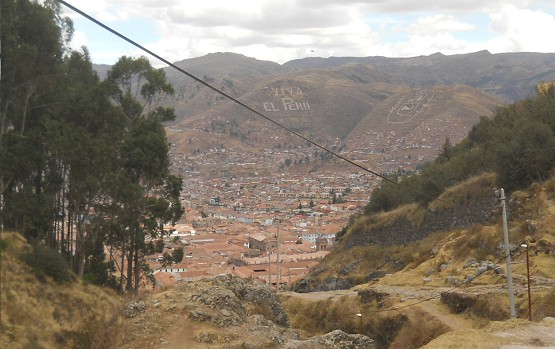 Cusco Sacsayhuam�n 16: Der Weg zur�ck nach Cusco, die Strasse ist blockiert  - Sicht auf Cusco