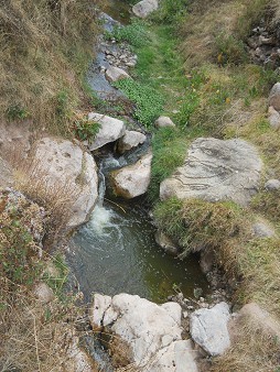 Cusco Sacsayhuam�n 16: Der Weg zur�ck nach Cusco, der verschmutzte Bach 01