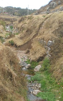 Cusco Sacsayhuam�n 16: Der Weg zur�ck nach Cusco, der verschmutzte Bach 02