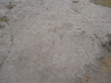 Cusco Sacsayhuam�n 16: Der Weg zur�ck nach Cusco, ein weisser Stein mit Einritzungen