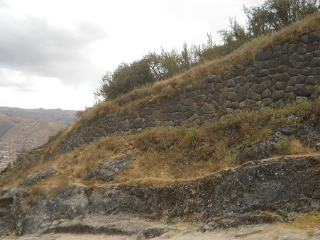 Cusco Sacsayhuam�n 16: Der Weg zur�ck nach Cusco, gigantische Mauer mit Blumenmuster 01