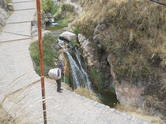 Cusco Sacsayhuam�n 16: Der Weg zur�ck nach Cusco, der verschmutzte Bach mit einem Wasserfall