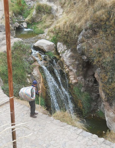 Cusco Sacsayhuam�n 16: Der Weg zur�ck nach Cusco, der verschmutzte Bach mit einem Wasserfall - Nahaufnahme