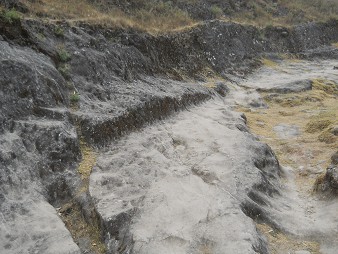 Cusco Sacsayhuam�n 16: Der Weg zur�ck nach Cusco, schwarz-weiss abgeflachter Felsen 01