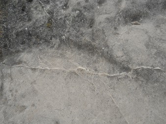 Cusco Sacsayhuam�n 16: Der Weg zur�ck nach Cusco, schwarz-weiss abgeflachter Felsen 02