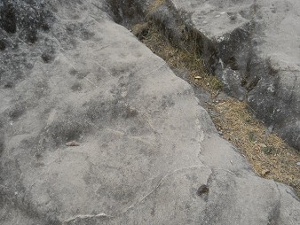 Cusco Sacsayhuam�n 16: Der Weg zur�ck nach Cusco, schwarz-weiss abgeflachter Felsen 03
