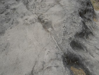 Cusco Sacsayhuam�n 16: Der Weg zur�ck nach Cusco, schwarz-weiss abgeflachter Felsen 04