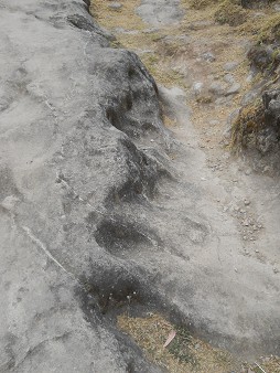 Cusco Sacsayhuam�n 16: Der Weg zur�ck nach Cusco, schwarz-weiss abgeflachter Felsen 05