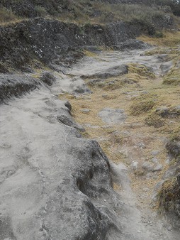 Cusco Sacsayhuam�n 16:
              Schwarz-weisser, abgeflachter Fels