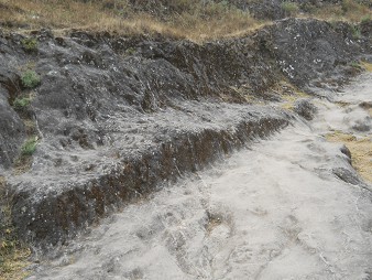 Cusco Sacsayhuam�n 16: Der Weg zur�ck nach Cusco, schwarz-weiss abgeflachter Felsen 07