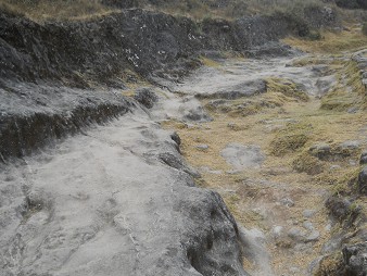 Cusco Sacsayhuam�n 16: Der Weg zur�ck nach Cusco, schwarz-weiss abgeflachter Felsen 08