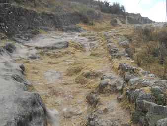 Cusco Sacsayhuam�n 16: Der Weg zur�ck nach Cusco, schwarz-weiss abgeflachter Felsen 09