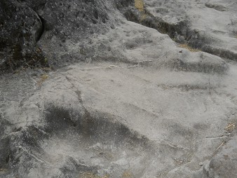Cusco Sacsayhuam�n 16: Der Weg zur�ck nach Cusco, schwarz-weiss abgeflachter Felsen 10