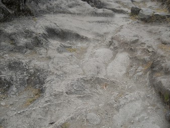 Cusco Sacsayhuam�n 16: Der Weg zur�ck nach Cusco, schwarz-weiss abgeflachter Felsen 12